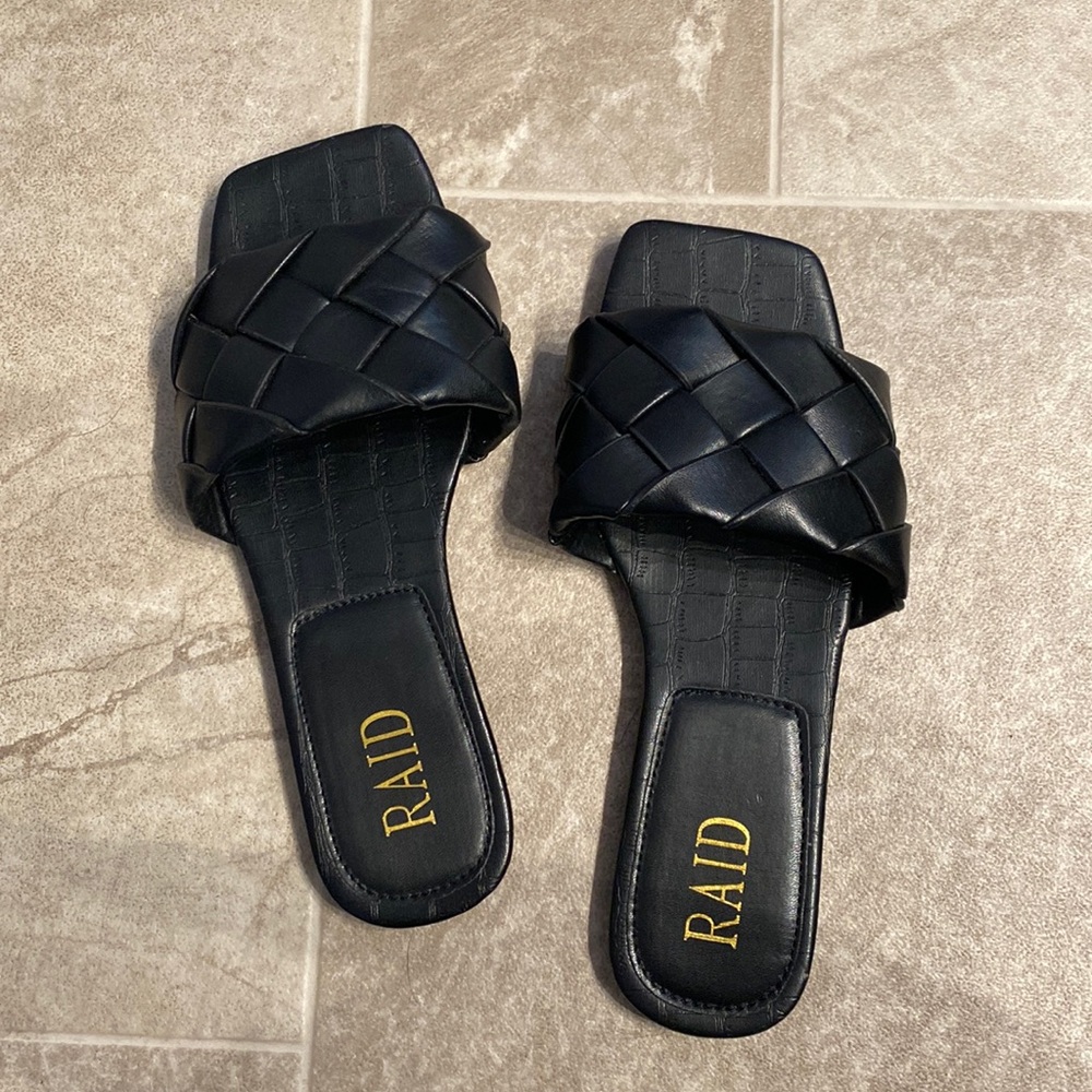 Raid sandals